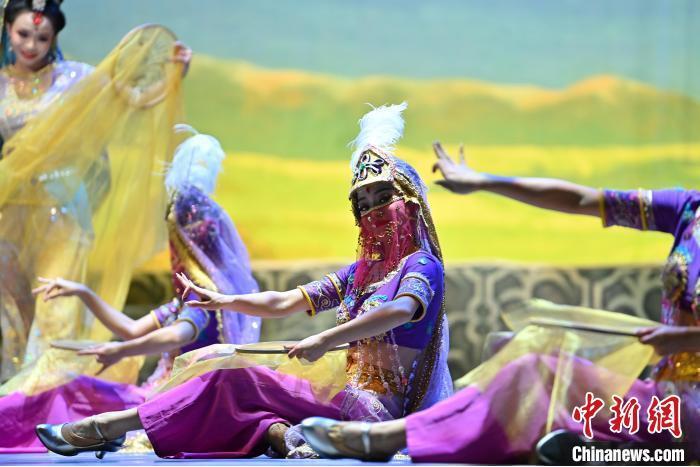 7月18日晚，中國經(jīng)典舞劇《絲路花雨》在甘肅蘭州黃河劇院進(jìn)行演出。中國經(jīng)典舞劇《絲路花雨》迎來45周年，7月17日-8月4日在蘭州開啟為期多天的駐場演出。該舞劇取材于敦煌莫高窟壁畫，集中國霓裳羽衣舞、敦煌舞、印度舞、黑巾舞、波斯馬鈴舞等于一身，自1979年演出至今，該劇先后在40多個國家和地區(qū)演出近4000場，觀眾550多萬人次。中新社記者 李亞龍 攝</p>
<p>