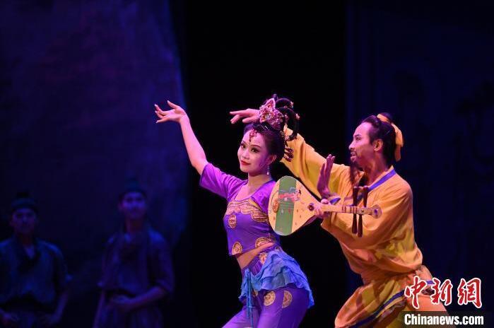 7月18日晚，中國經(jīng)典舞劇《絲路花雨》在甘肅蘭州黃河劇院進(jìn)行演出。中國經(jīng)典舞劇《絲路花雨》迎來45周年，7月17日-8月4日在蘭州開啟為期多天的駐場演出。該舞劇取材于敦煌莫高窟壁畫，集中國霓裳羽衣舞、敦煌舞、印度舞、黑巾舞、波斯馬鈴舞等于一身，自1979年演出至今，該劇先后在40多個國家和地區(qū)演出近4000場，觀眾550多萬人次。中新社記者 李亞龍 攝</p>
<p>