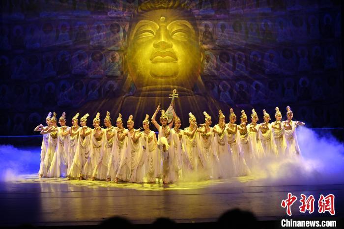 7月18日晚，中國(guó)經(jīng)典舞劇《絲路花雨》在甘肅蘭州黃河劇院演出。李亞龍 攝