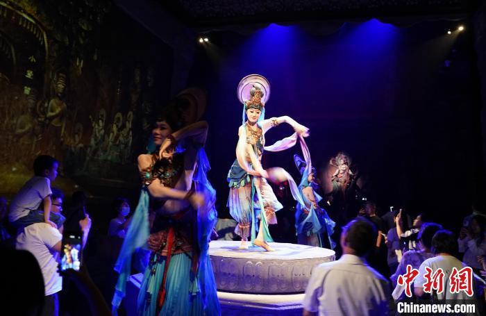 《樂(lè)動(dòng)敦煌》是全球首部洞窟式沉浸體驗(yàn)劇，利用真人與數(shù)字影像虛實(shí)交換實(shí)現(xiàn)沉浸式體驗(yàn)。圖為2023年8月28日晚，《樂(lè)動(dòng)敦煌》演出。(資料圖)中新社記者 毛建軍 攝