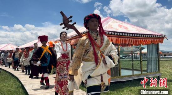 2024年6月，甘肅甘南藏族自治州上演藏服時(shí)裝秀。(資料圖)高瑩 攝