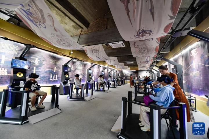 7月22日，游客線下體驗(yàn)“尋境敦煌——數(shù)字敦煌沉浸展”。新華社記者 郎兵兵 攝</p>
<p>
