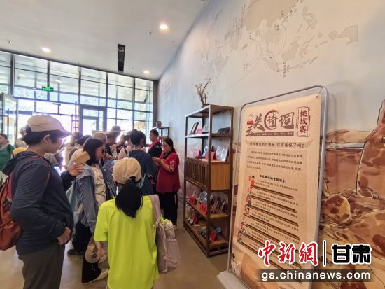 近日，玉門關(guān)遺址景區(qū)開啟了一場精彩紛呈的玉關(guān)詩詞挑戰(zhàn)賽，吸引眾多游人參與其中。玉門關(guān)遺址景區(qū)供圖