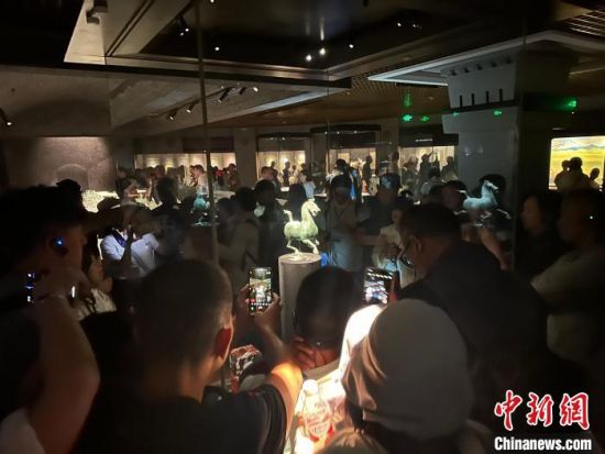 8月17日至23日，“濃濃民族情 兩岸一家親”臺(tái)灣同胞參訪團(tuán)甘肅行交流活動(dòng)在甘肅展開(kāi)。圖為臺(tái)胞參觀甘肅省博物館。中新社記者 閆姣 攝