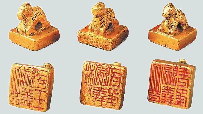 從左至右依次為“晉歸義羌侯”金印、“晉歸義氐王”金印、“魏歸義氐侯”金印