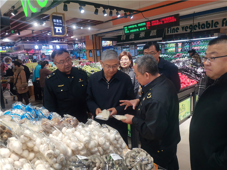 圖為市委常委、市紀(jì)委書記、市監(jiān)委主任張學(xué)勇調(diào)研食品安全責(zé)任包保企業(yè)西部天地商貿(mào)有限責(zé)任公司.jpg