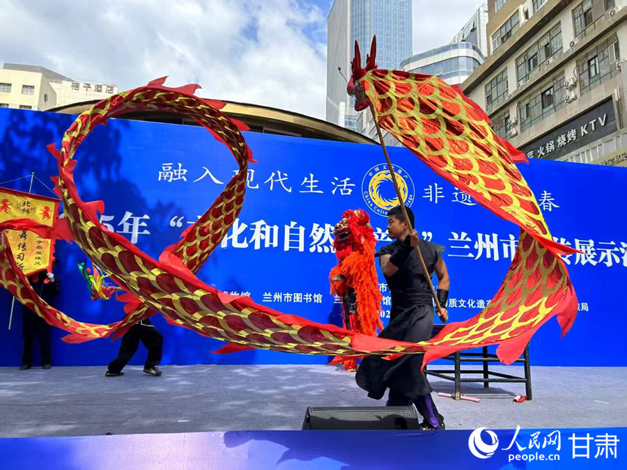 柴宗峰在2025年“文化和自然遺產(chǎn)日”蘭州市非遺宣傳展示活動(dòng)中表演舞獅。人民網(wǎng)記者 焦隆攝