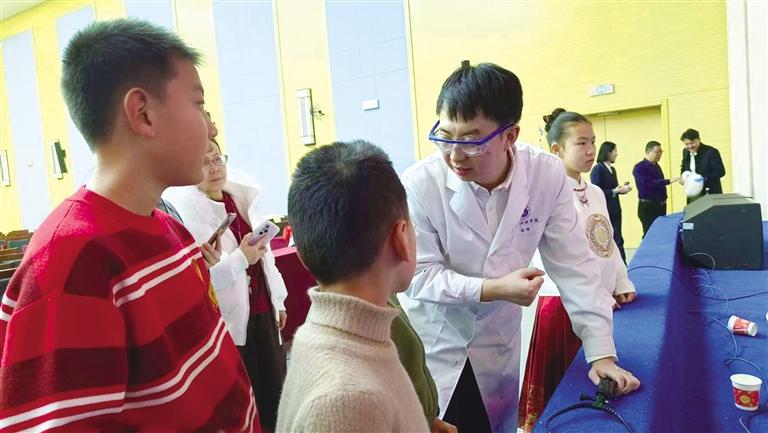 “身邊的化學(xué)”科普講座在甘肅科技館開(kāi)講